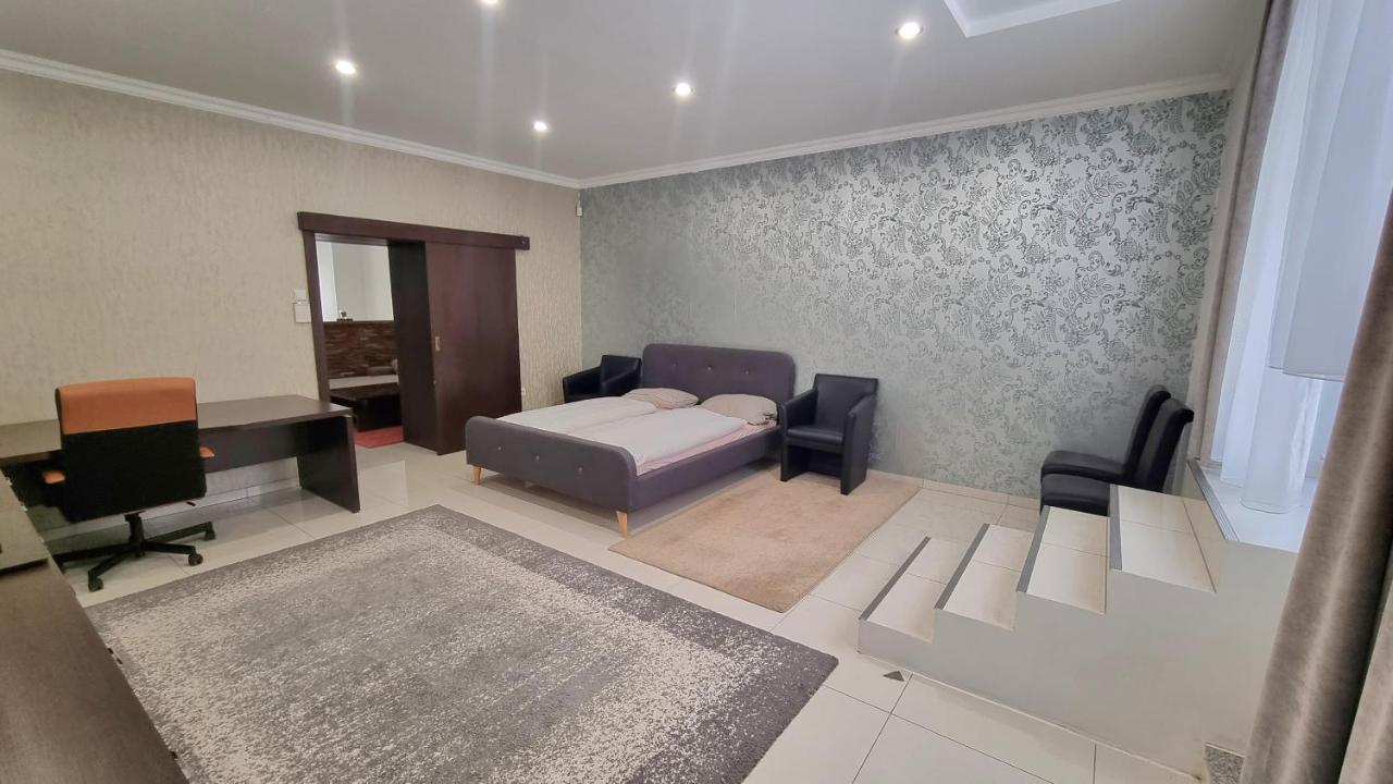 Spacious Apartment In City Center ブラチスラヴァ エクステリア 写真