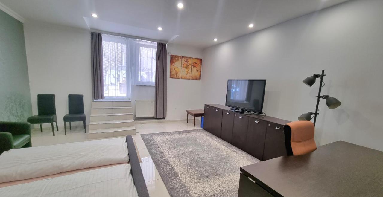 Spacious Apartment In City Center ブラチスラヴァ エクステリア 写真